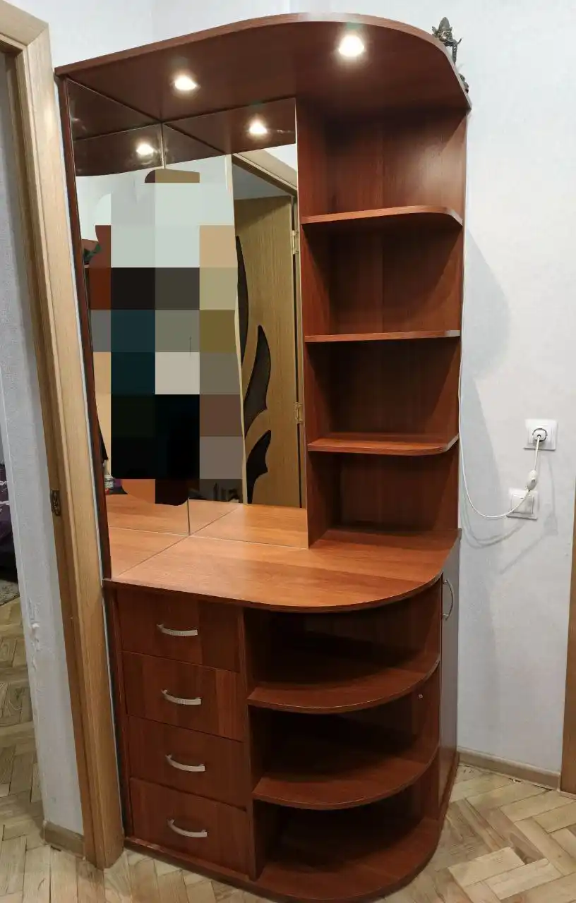 Шкаф угловой в прихожую с зеркалом и подсветкой