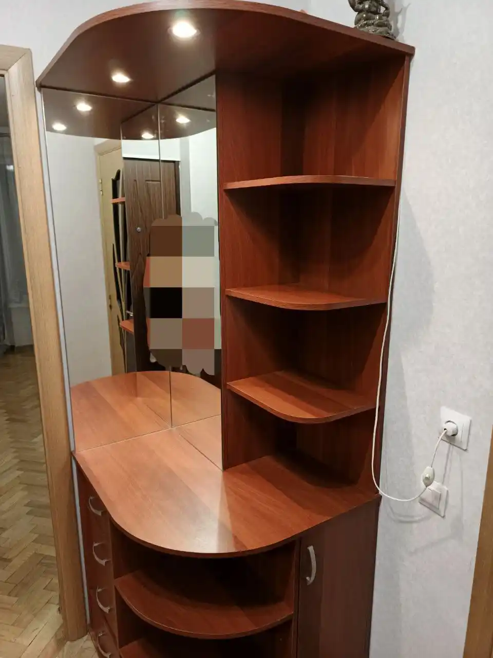 Шкаф угловой в прихожую с зеркалом и подсветкой