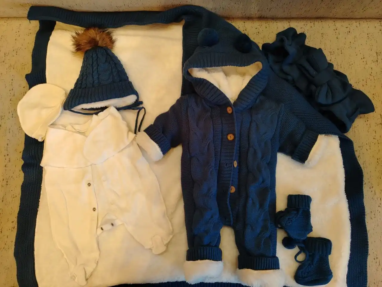 Продажа выписного вязаного комплекта