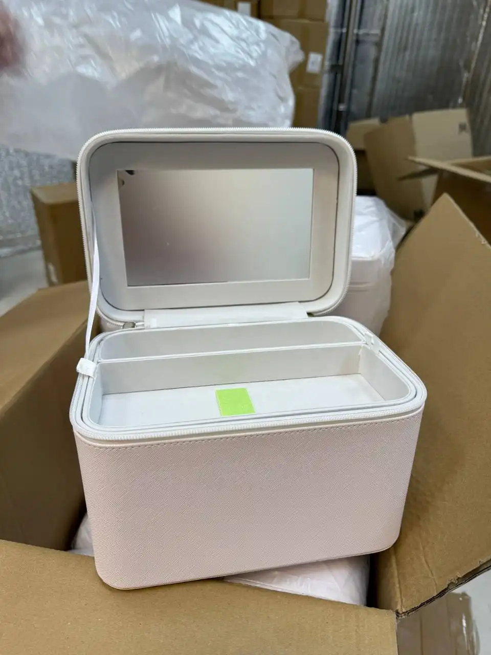 Косметички женские твердые с зеркалом