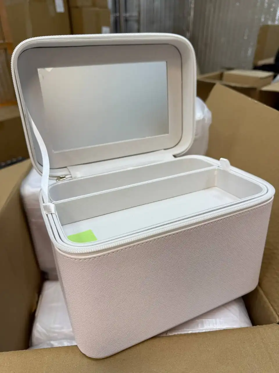 Косметички женские твердые с зеркалом