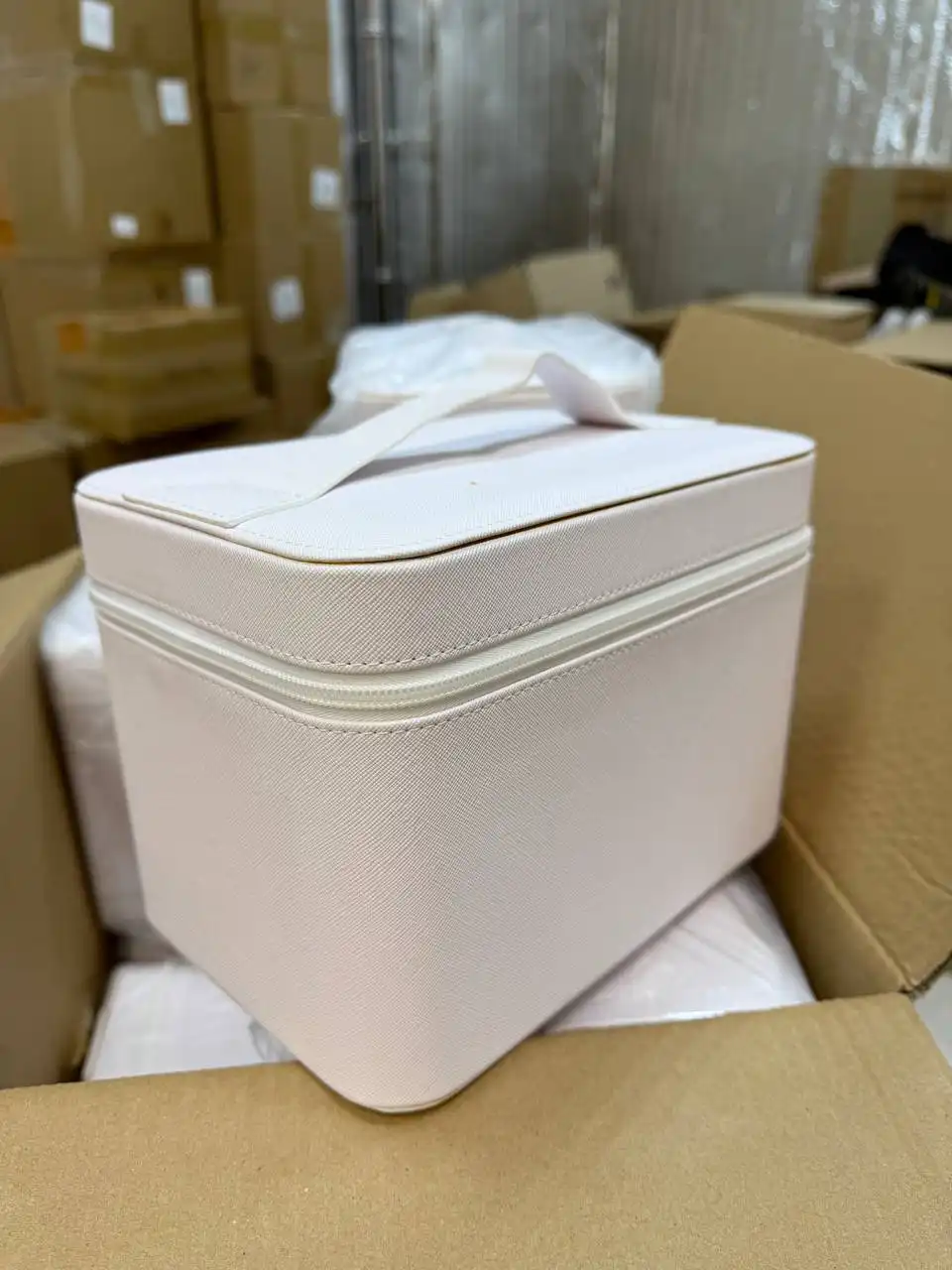 Косметички женские твердые с зеркалом