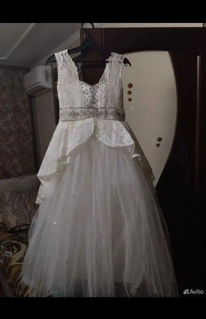 Нарядное бежевое платье для девочки 6-7 лет