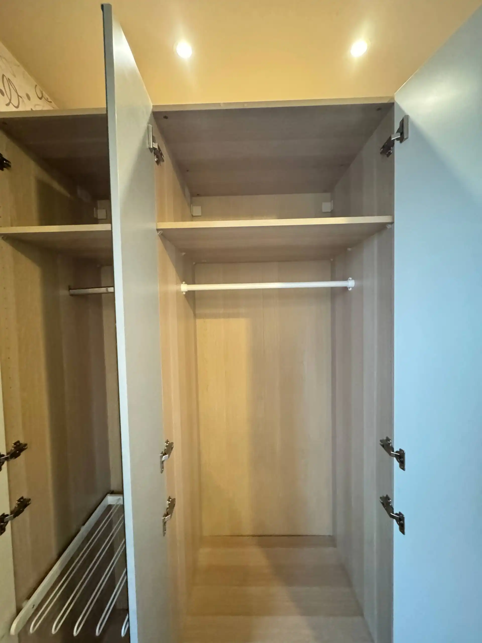 Шкаф ИКЕА с выдвижной полкой для штанов