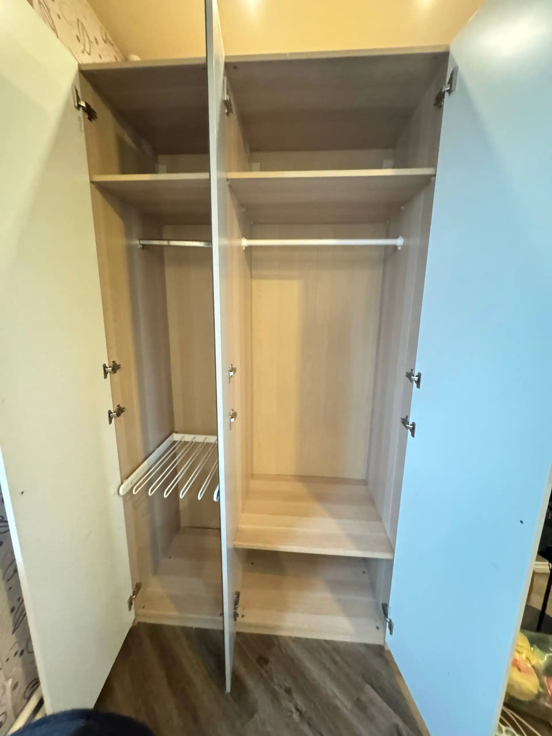 Шкаф ИКЕА с выдвижной полкой для штанов