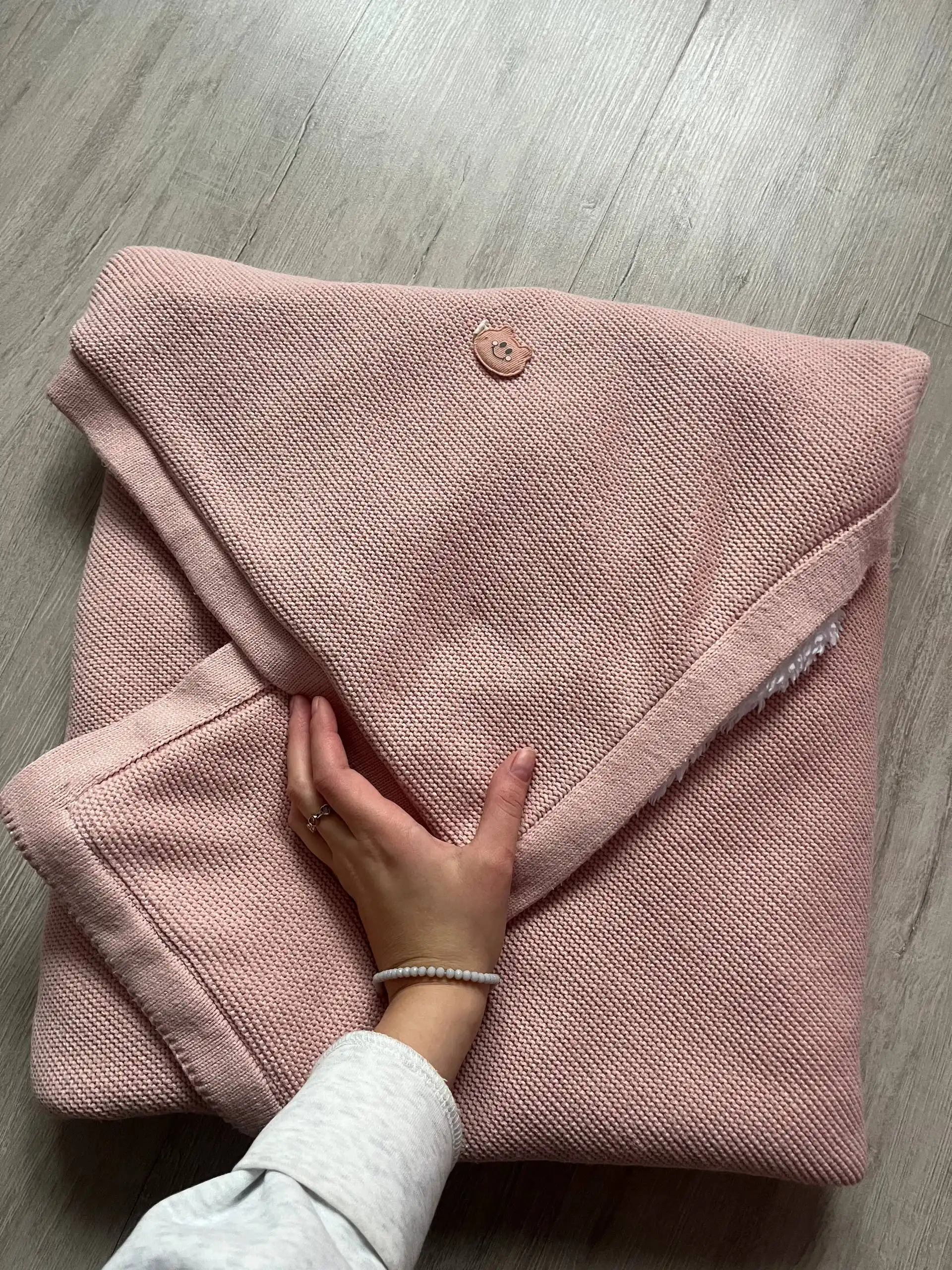 Розовый конверт-плед и бежевое одеялко для новорожденных