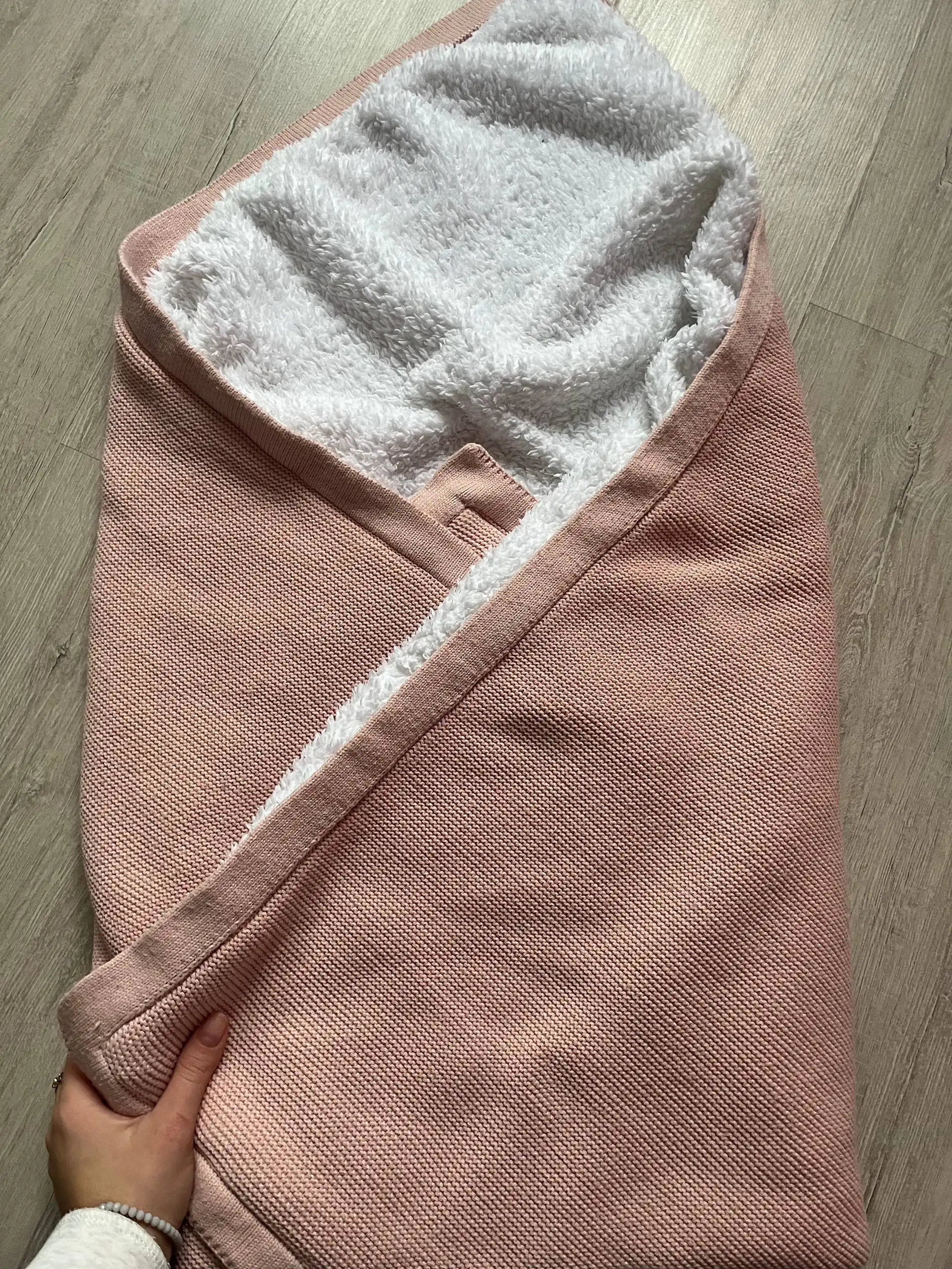 Розовый конверт-плед и бежевое одеялко для новорожденных