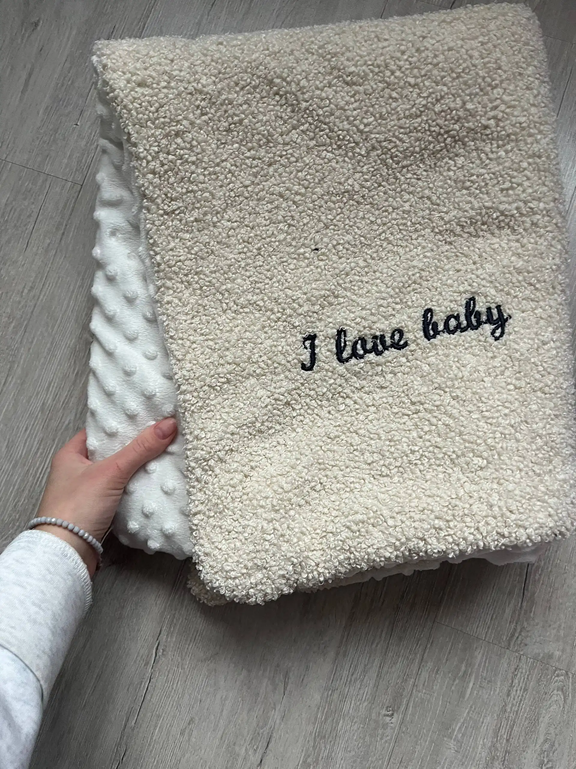 Розовый конверт-плед и бежевое одеялко для новорожденных