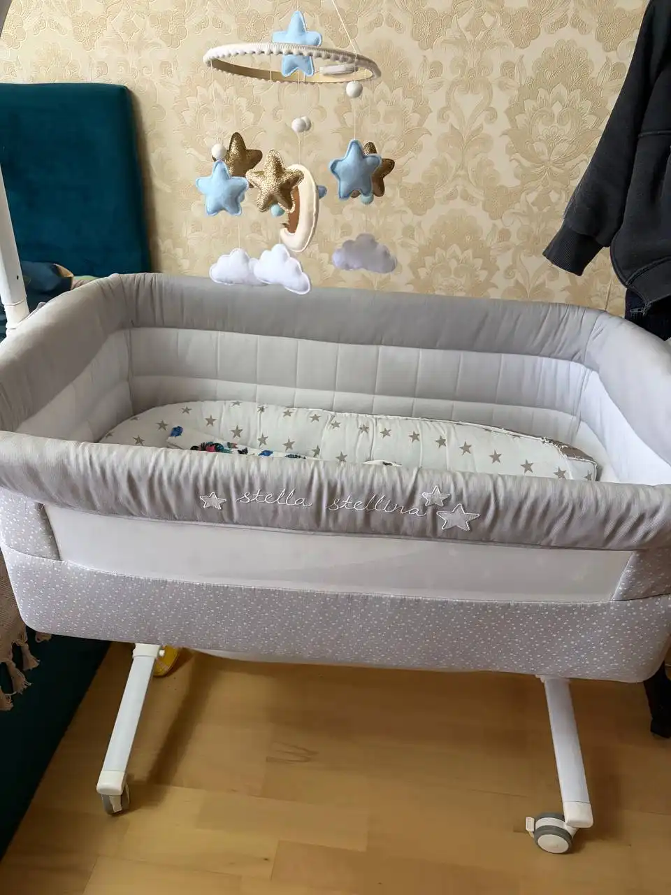 Кроватка с коконом и простыней