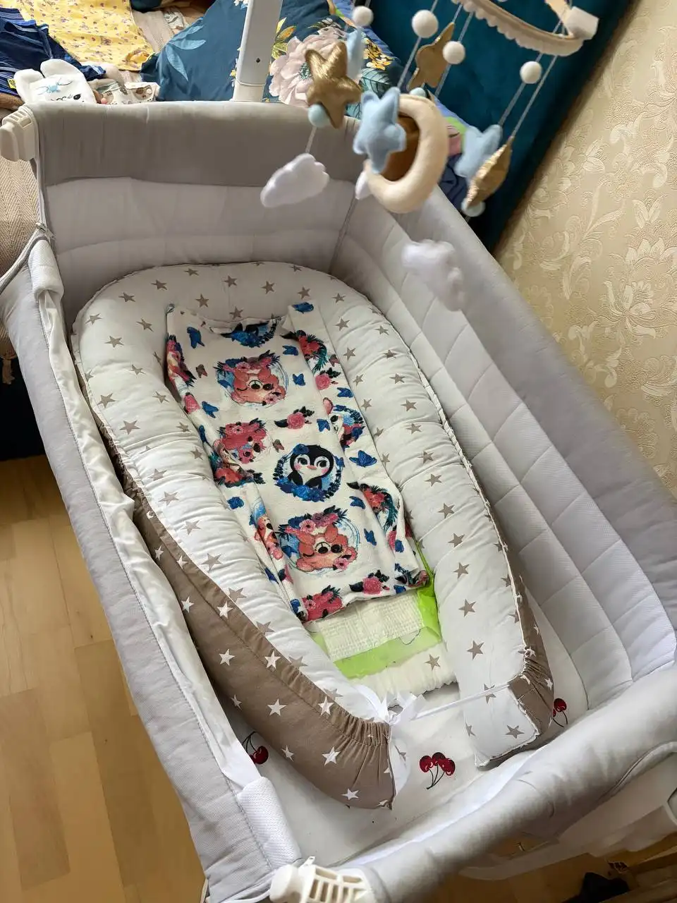 Кроватка с коконом и простыней