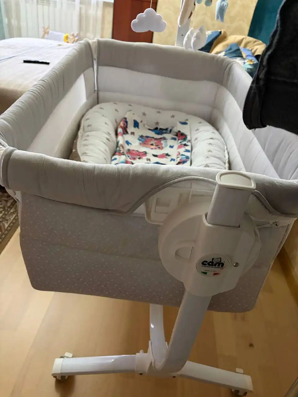 Кроватка с коконом и простыней