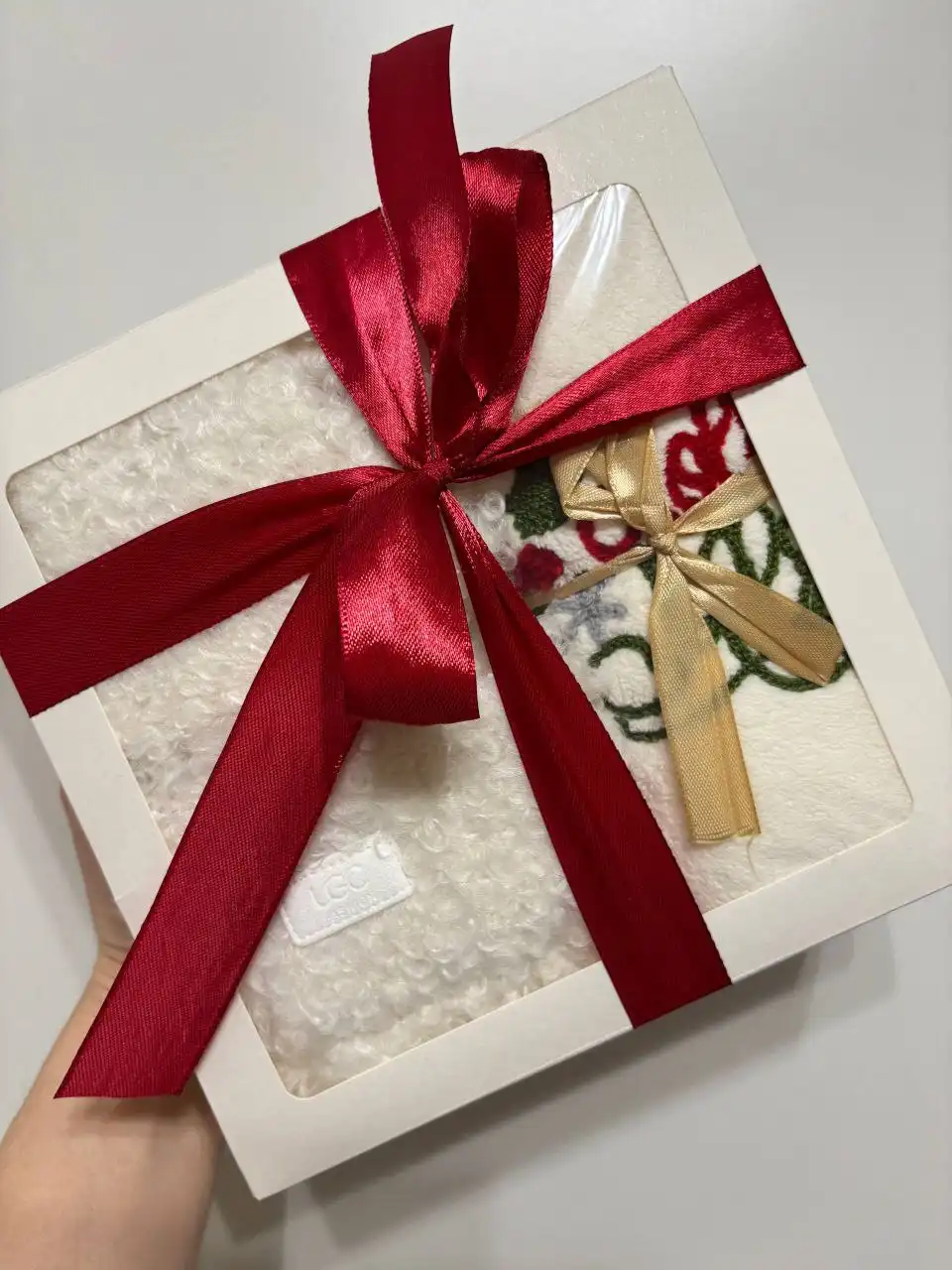 Подарочная коробка с варежками UGG