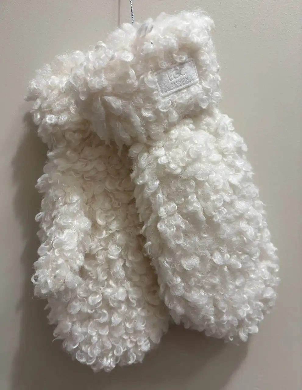 Подарочная коробка с варежками UGG