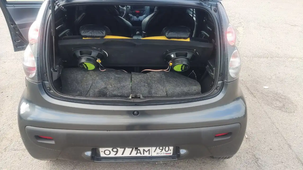 Продажа автомобиля 2010 года выпуска с двумя владельцами