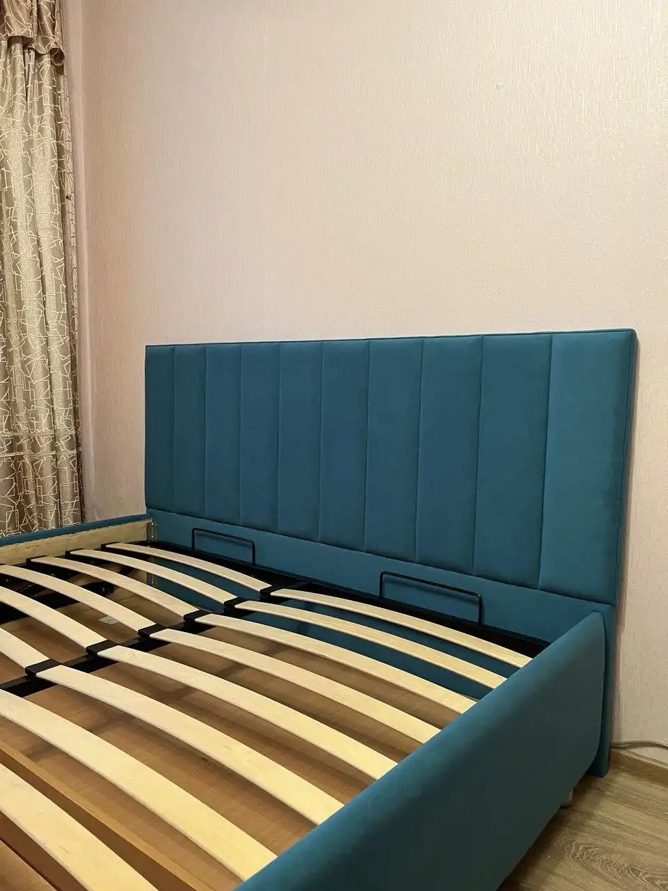 Продается двуспальная кровать с подъемным механизмом
