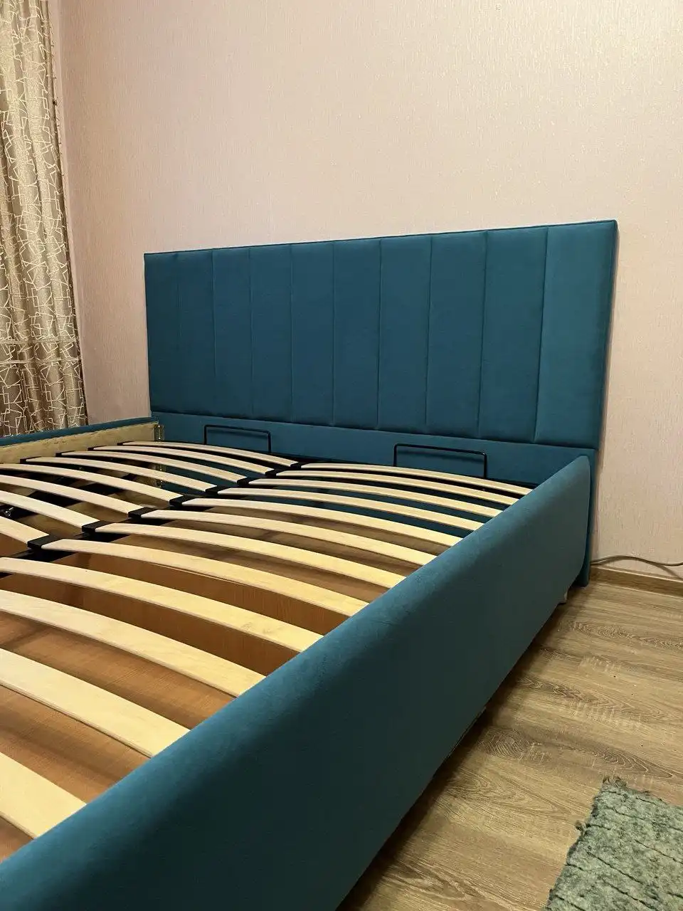 Продается двуспальная кровать с подъемным механизмом