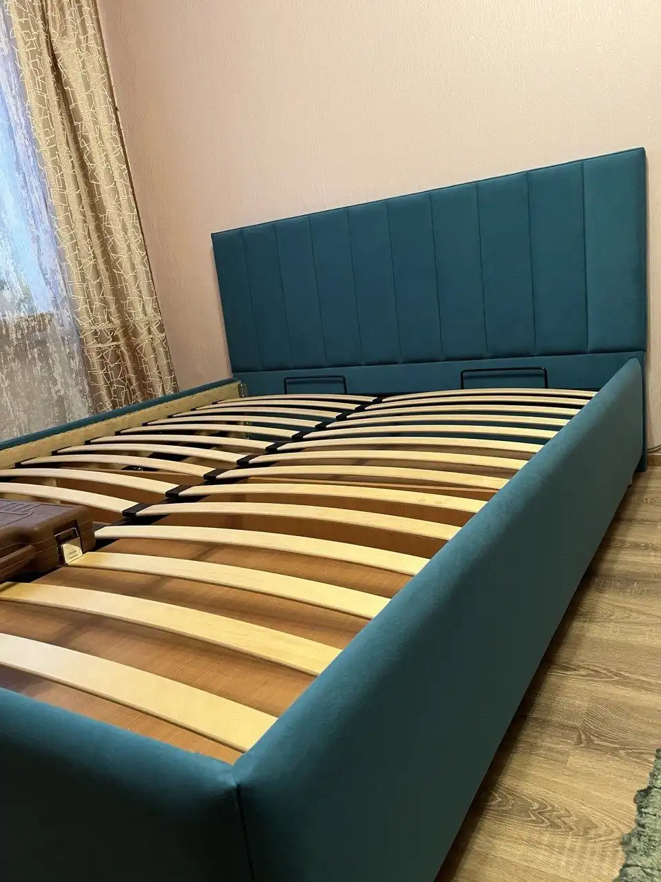 Продается двуспальная кровать с подъемным механизмом