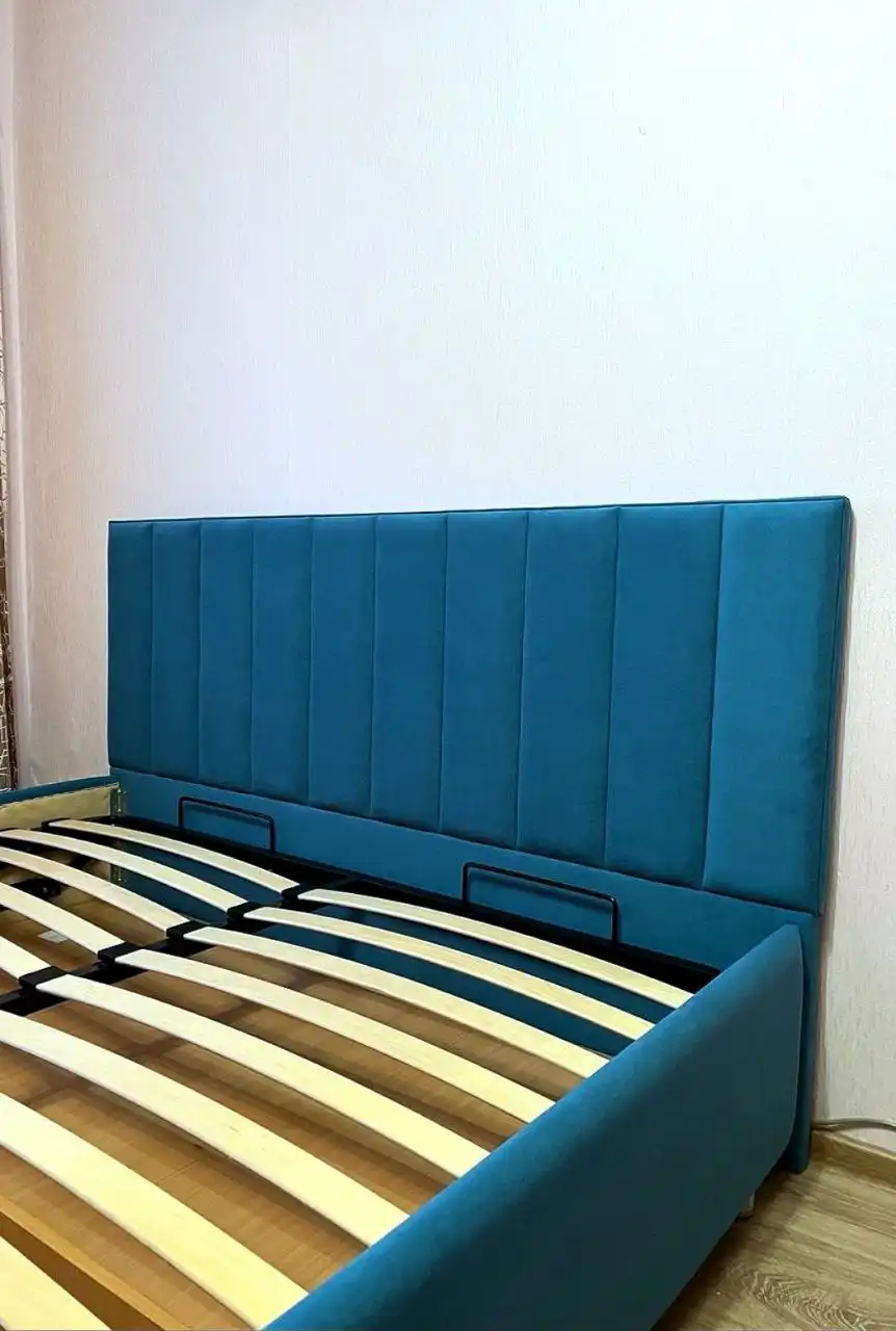 Продается двуспальная кровать с подъемным механизмом