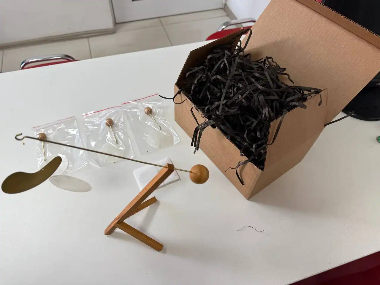 Продажа наборов Momo - настольный мобиль от Kinetic Levi