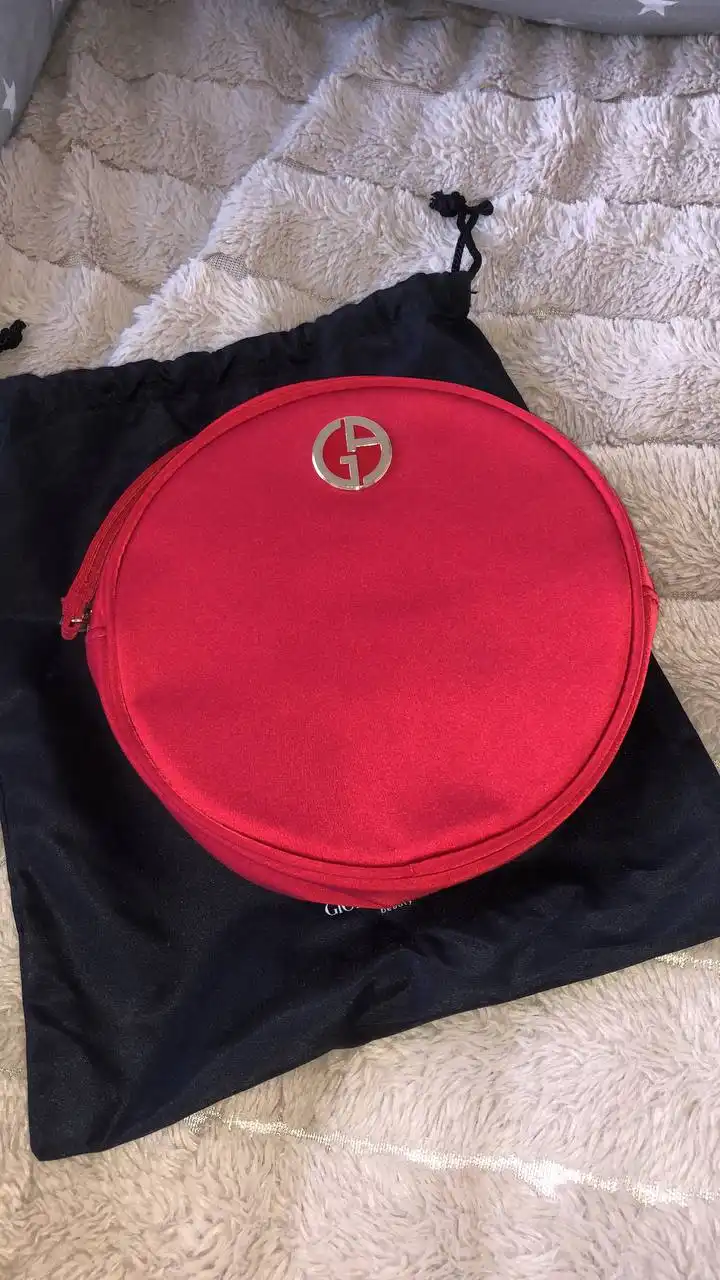 Бархатная косметичка удобного размера