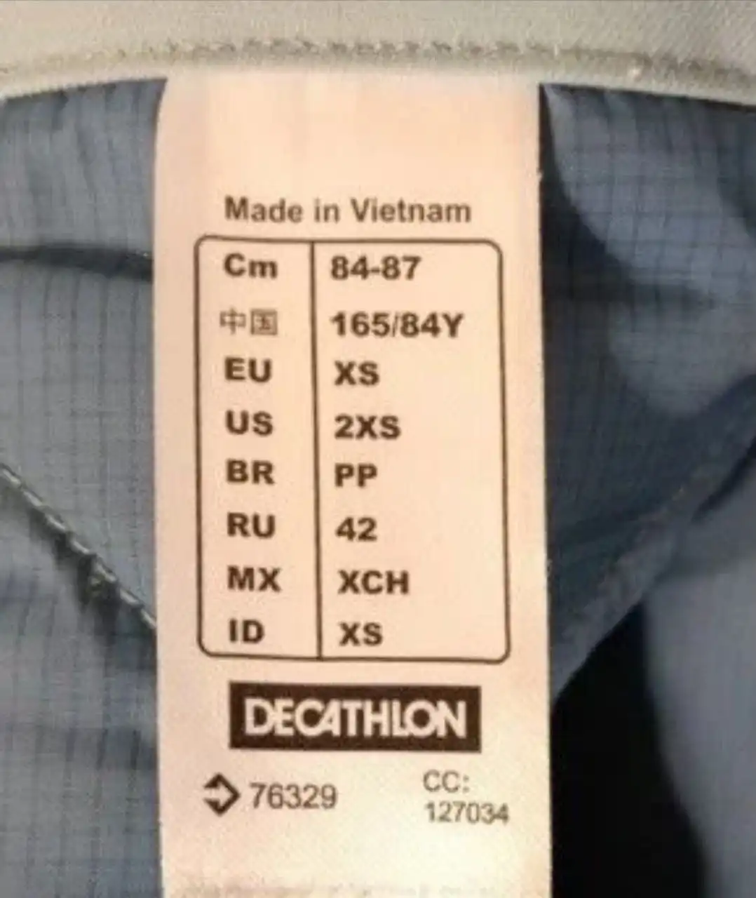 Продам зимнюю фирменную куртку Decathlon