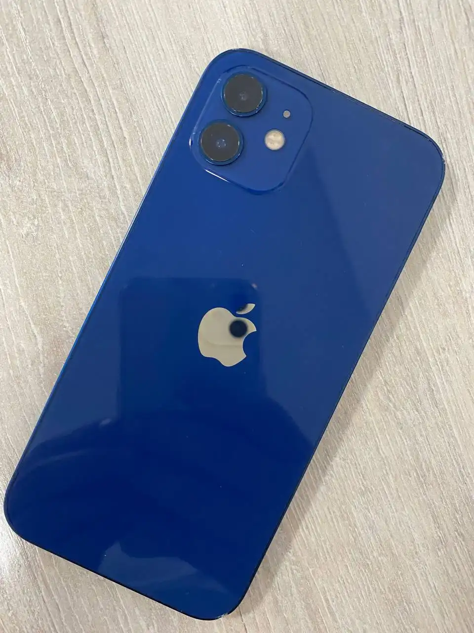 Айфон 12 с трещиной на стекле