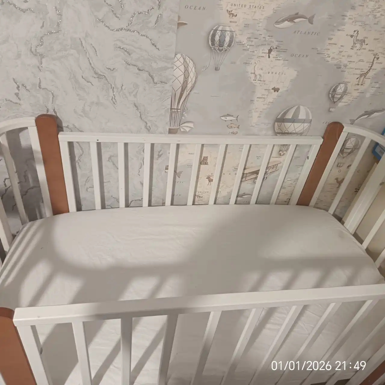 Кроватка детская из цельного дерева с матрасом и аксессуарами