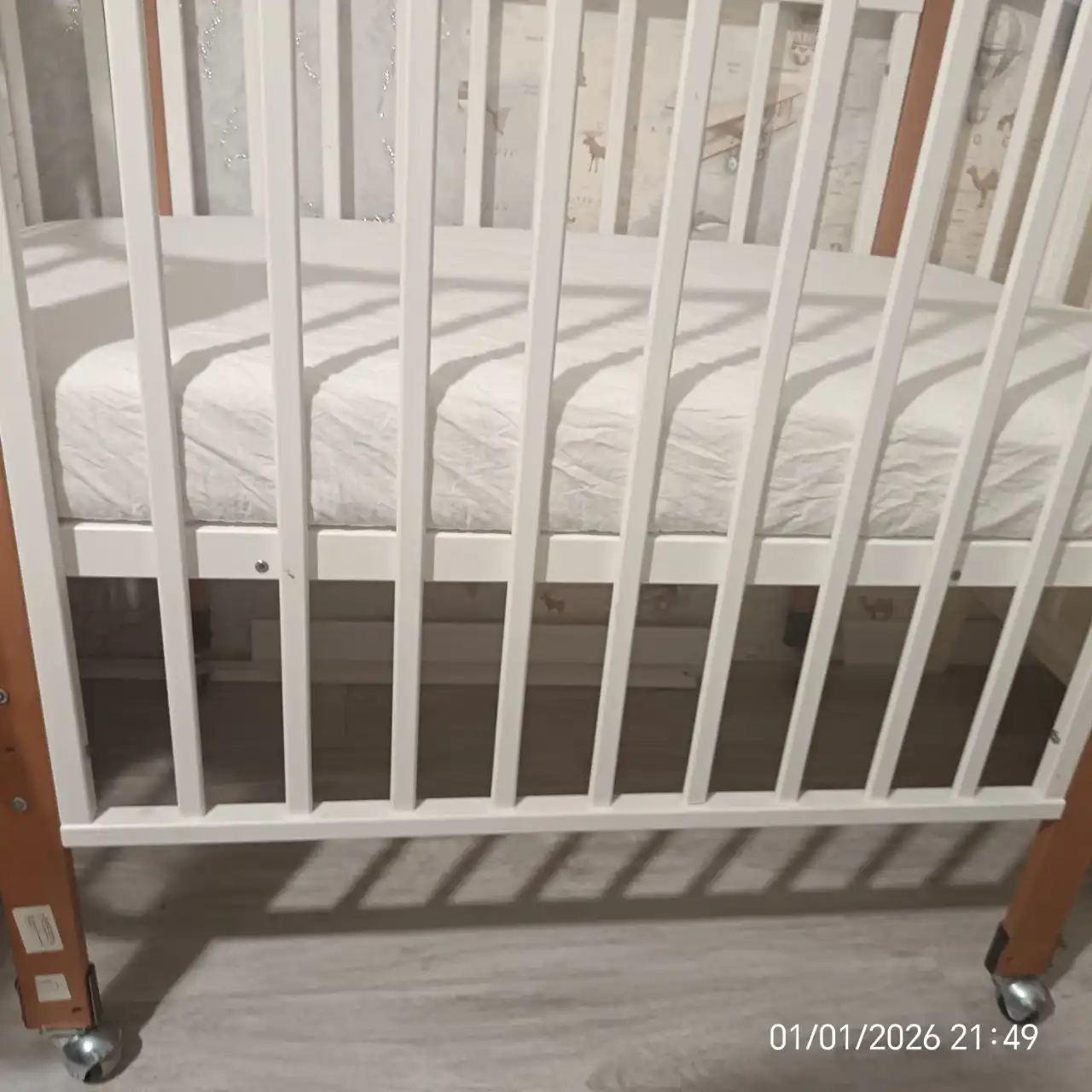 Кроватка детская из цельного дерева с матрасом и аксессуарами