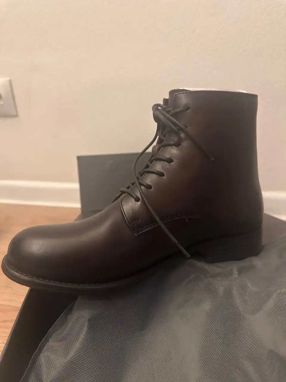 Новые кожаные ботинки 37.5-38 размера