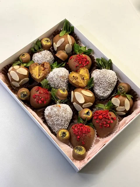 Десерты и торты из клубники и голубики в шоколаде - Барахолка в Мытищи