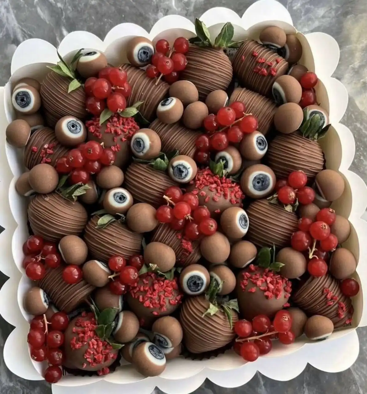 Десерты и торты из клубники и голубики в шоколаде