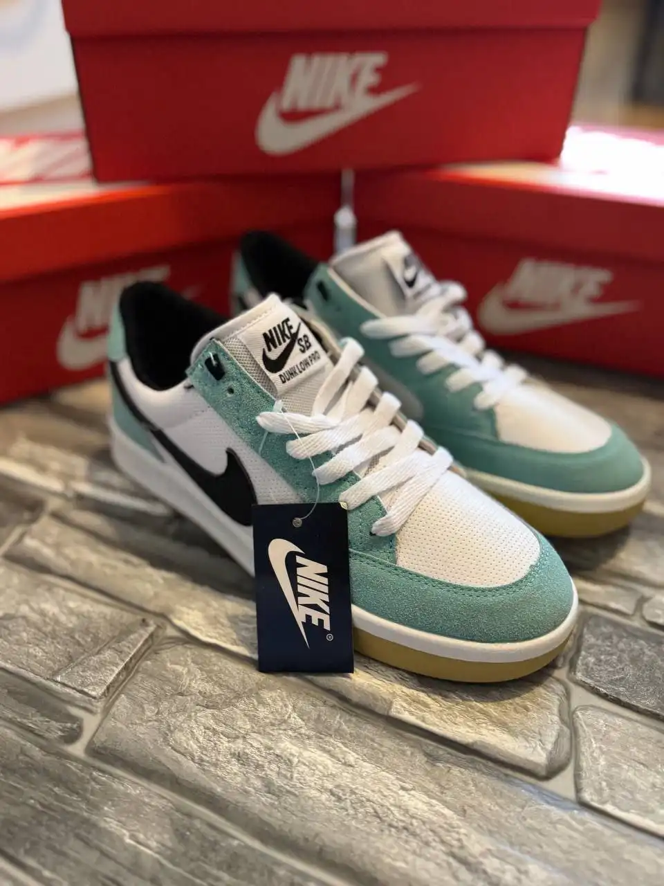 Продам мужские кроссовки новые