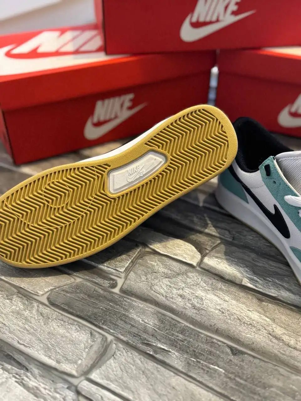 Продам мужские кроссовки новые