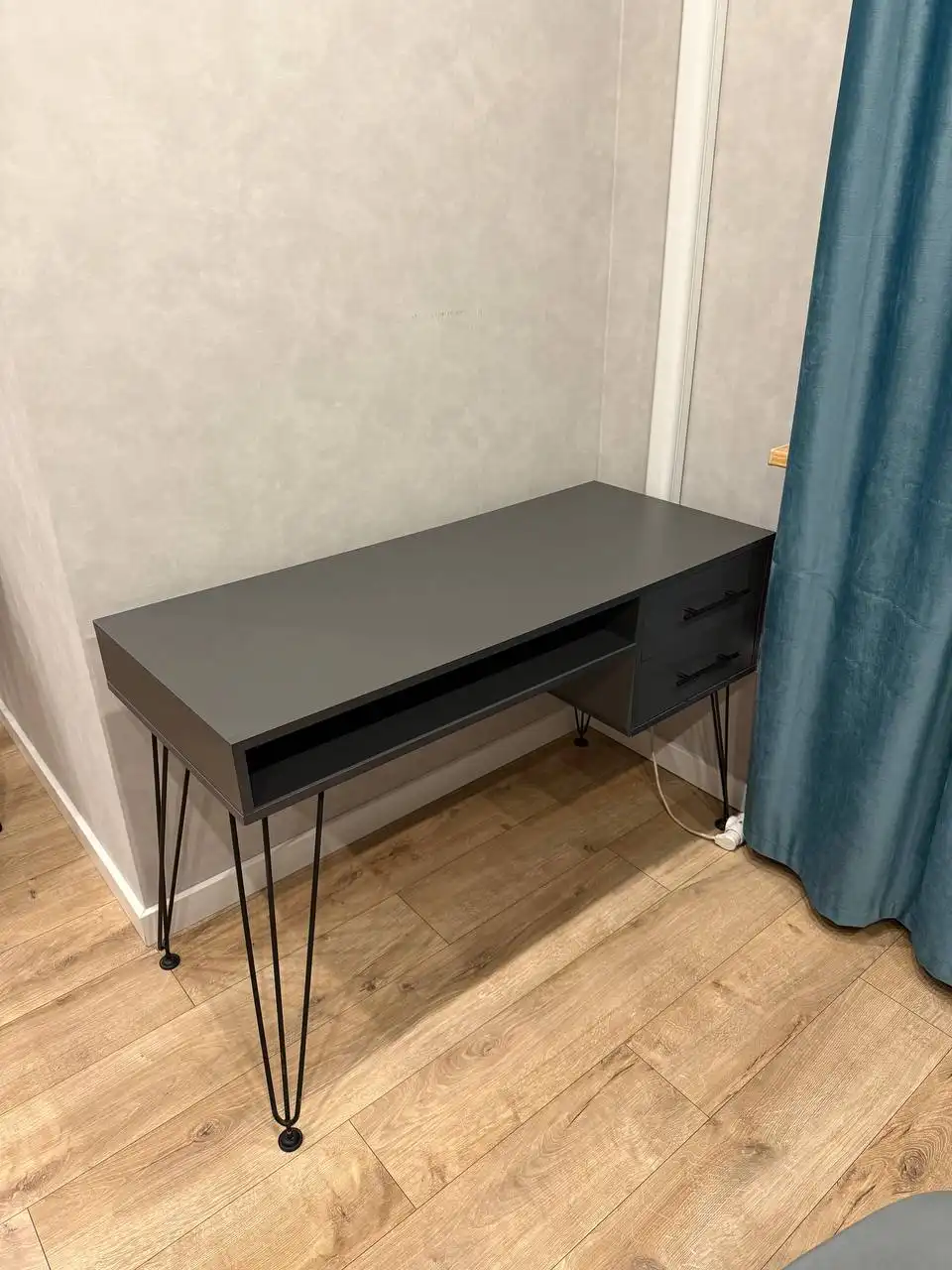 Продажа письменного стола с ящиками и полкой