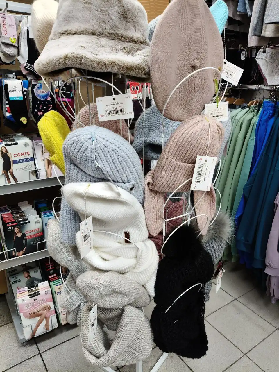 Распродажа женских шапок со скидкой 50% - Головные уборы (Одежда) в Мытищи