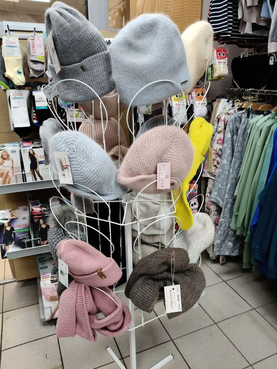 Распродажа женских шапок со скидкой 50% - Головные уборы (Одежда) в Мытищи