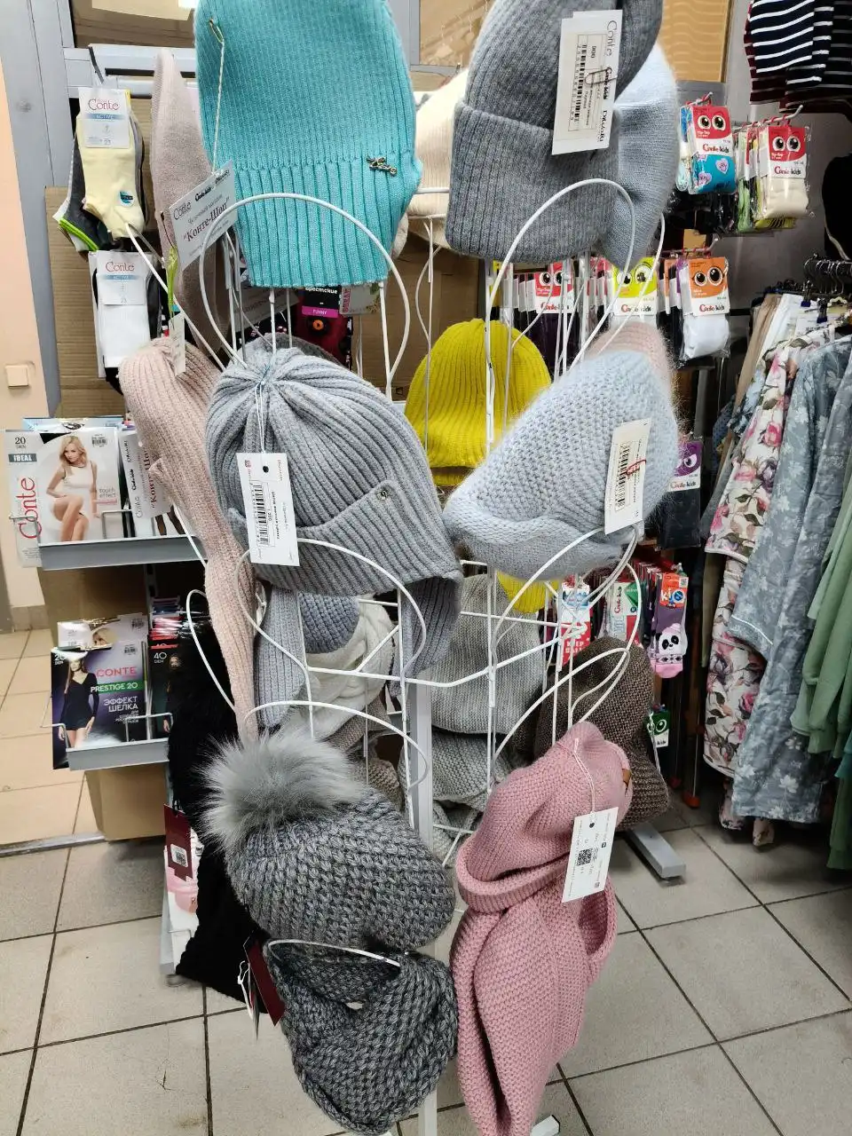 Распродажа женских шапок со скидкой 50% - Головные уборы (Одежда) в Мытищи