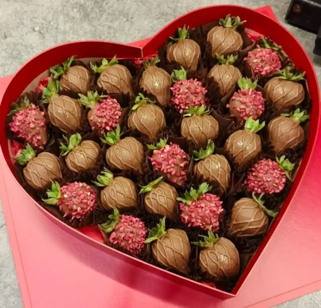Подарки на День всех влюбленных: букеты из шоколадных цветов и клубники - Подарки в Мытищи