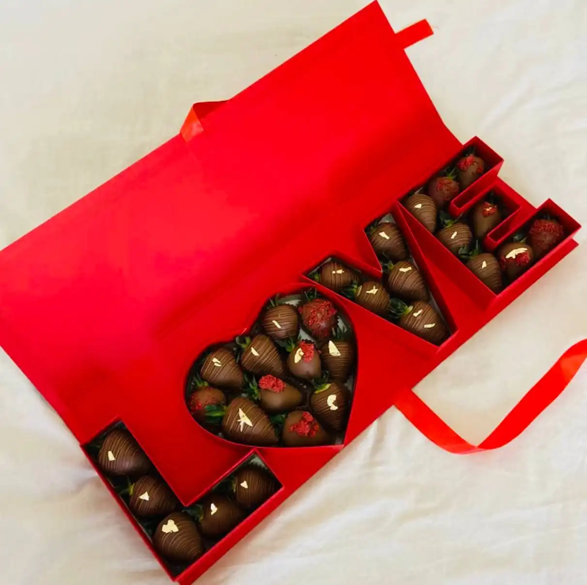 Подарки на День всех влюбленных: букеты из шоколадных цветов и клубники - Подарки (Барахолка) в Мытищи