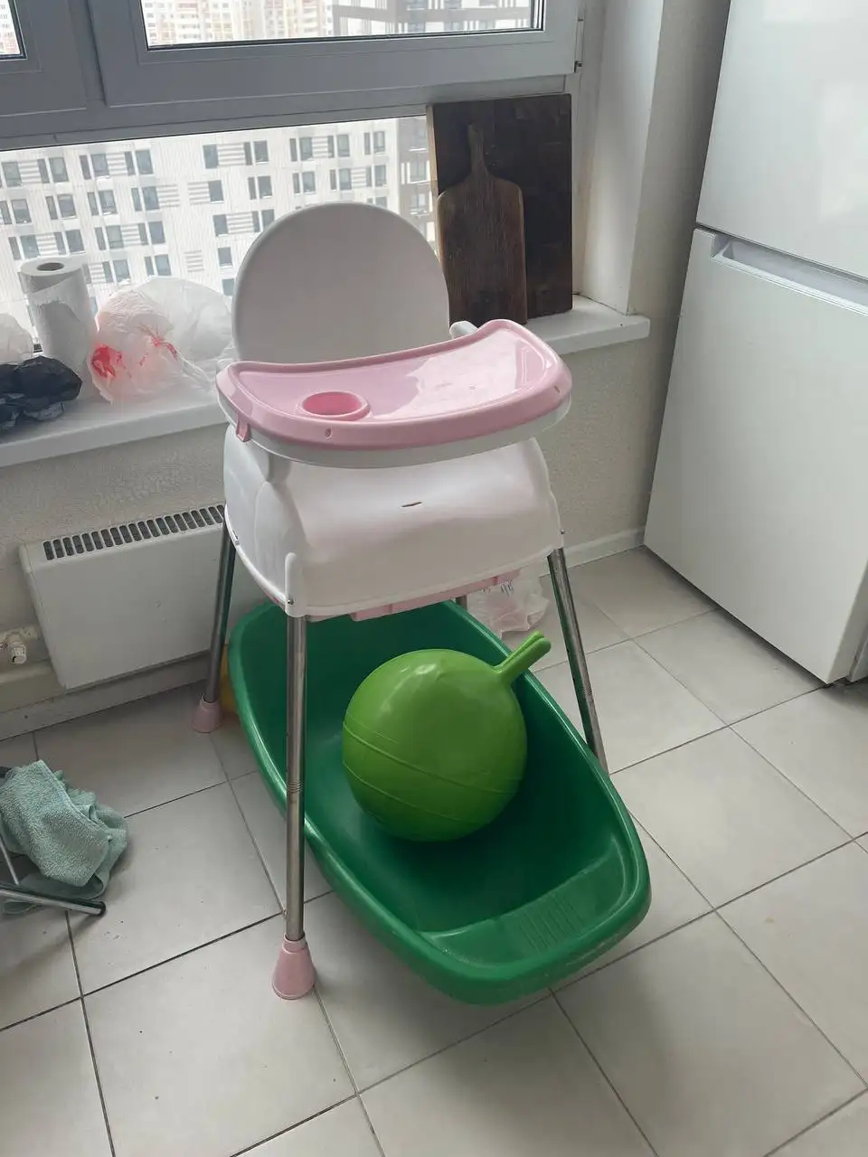 Бесплатные детские вещи и новогодняя елка при переезде - Товары для детей в Мытищи