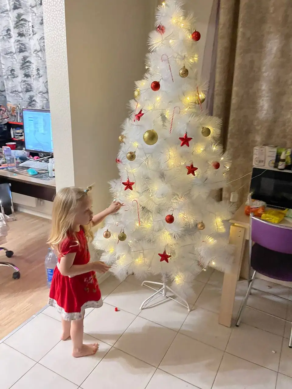 Бесплатные детские вещи и новогодняя елка при переезде - Товары для детей в Мытищи