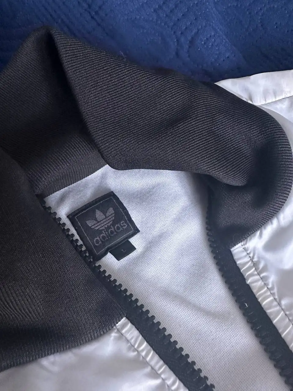 Олимпийка Adidas оригинал размер L с дефектом - Спортивная одежда (Одежда) в Мытищи