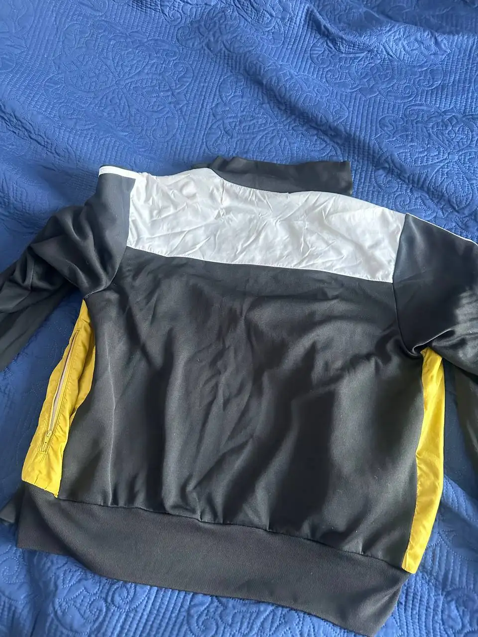 Олимпийка Adidas оригинал размер L с дефектом - Спортивная одежда (Одежда) в Мытищи