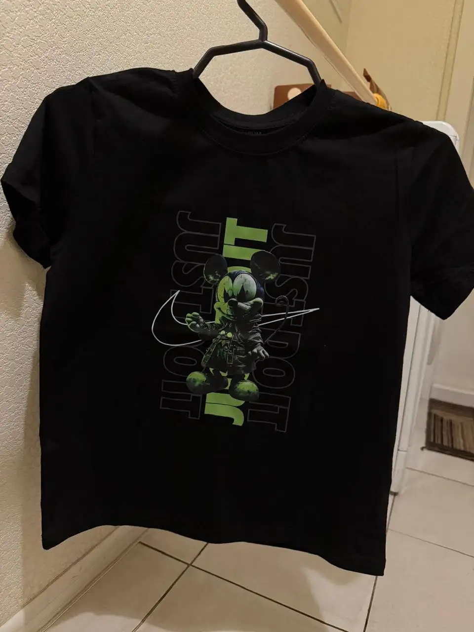 Футболка черного цвета с Микки Маус и слоганом Just Do It - Футболки (Одежда) в Мытищи