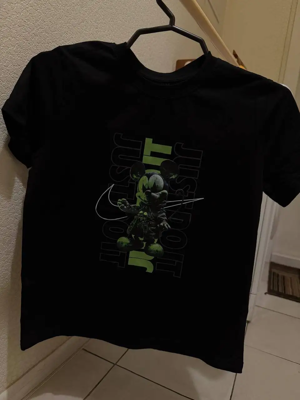 Футболка черного цвета с Микки Маус и слоганом Just Do It - Футболки (Одежда) в Мытищи