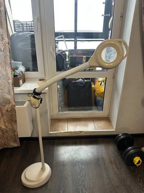 Косметологическое оборудование: лупа и кушетка - Ножи и инструменты в Мытищи