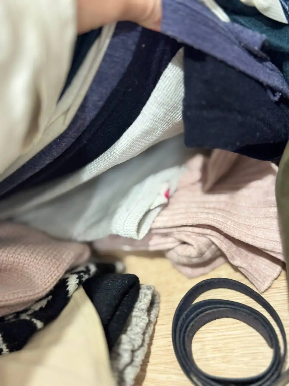 Отдам коробку вещей XS-S с обувью и аксессуарами - Барахолка в Мытищи