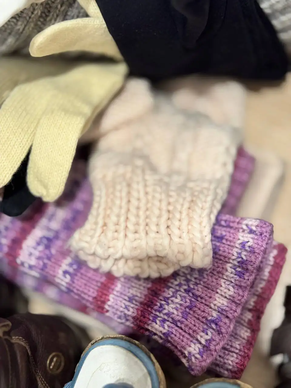 Отдам коробку вещей XS-S с обувью и аксессуарами - Барахолка в Мытищи