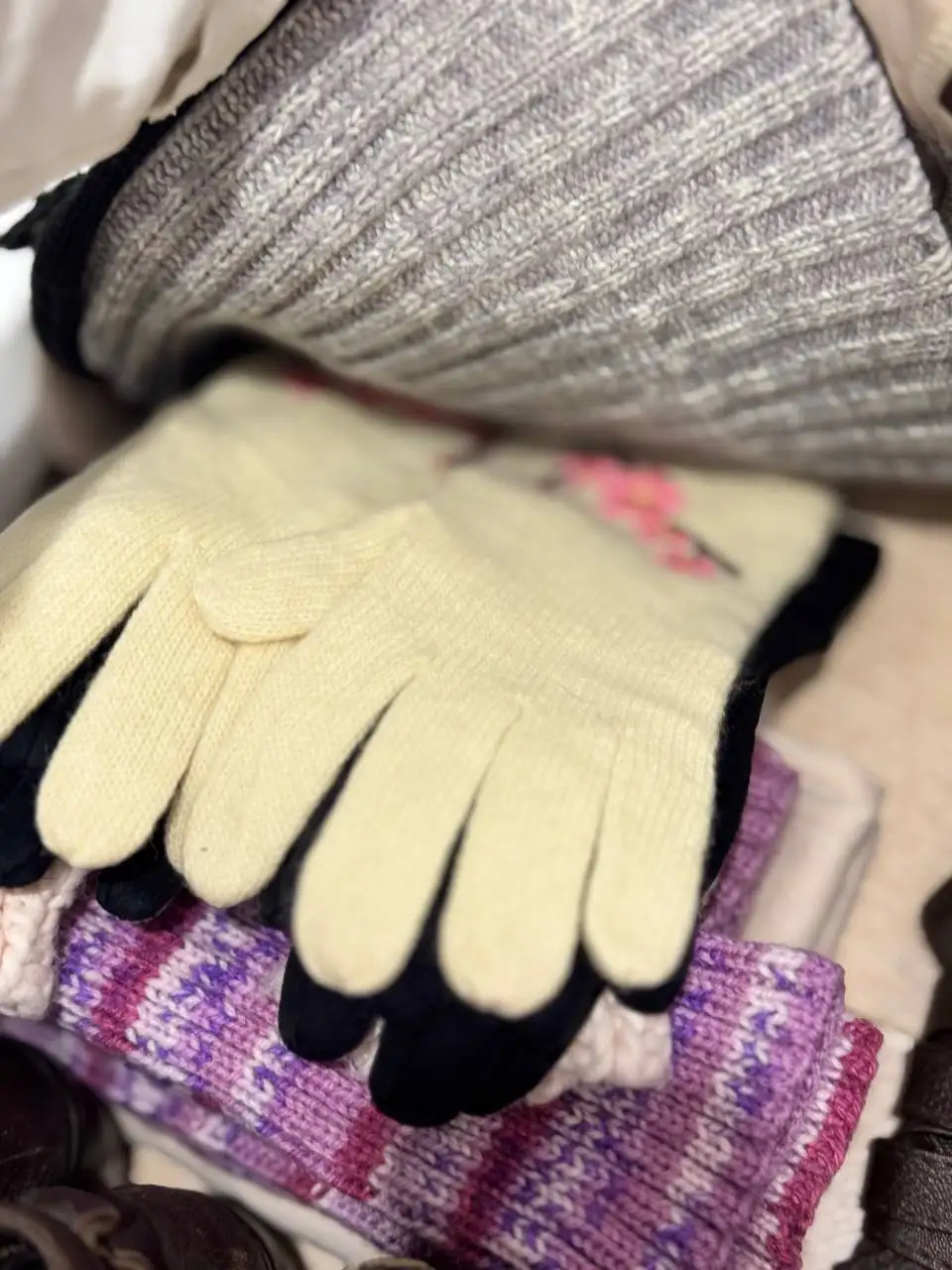 Отдам коробку вещей XS-S с обувью и аксессуарами - Барахолка в Мытищи