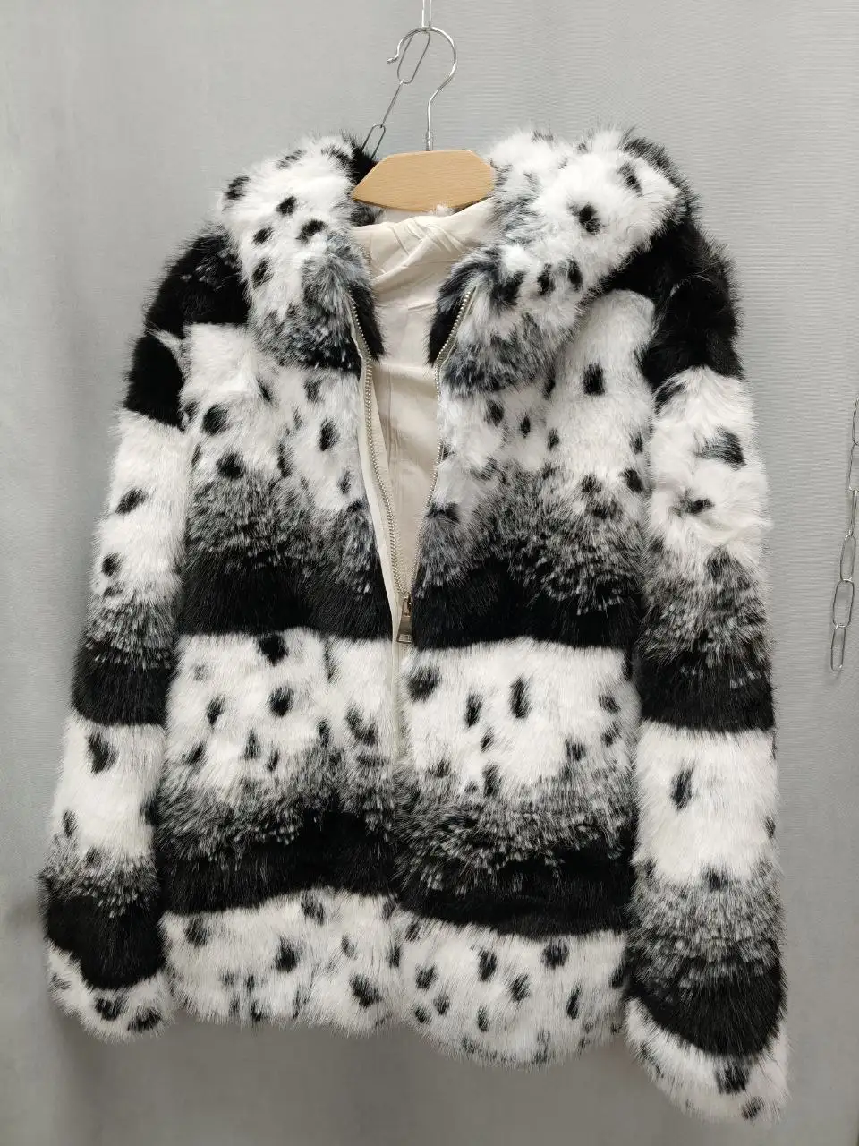 Женская меховая куртка с капюшоном размер 52 - Верхняя одежда (Одежда) в Мытищи